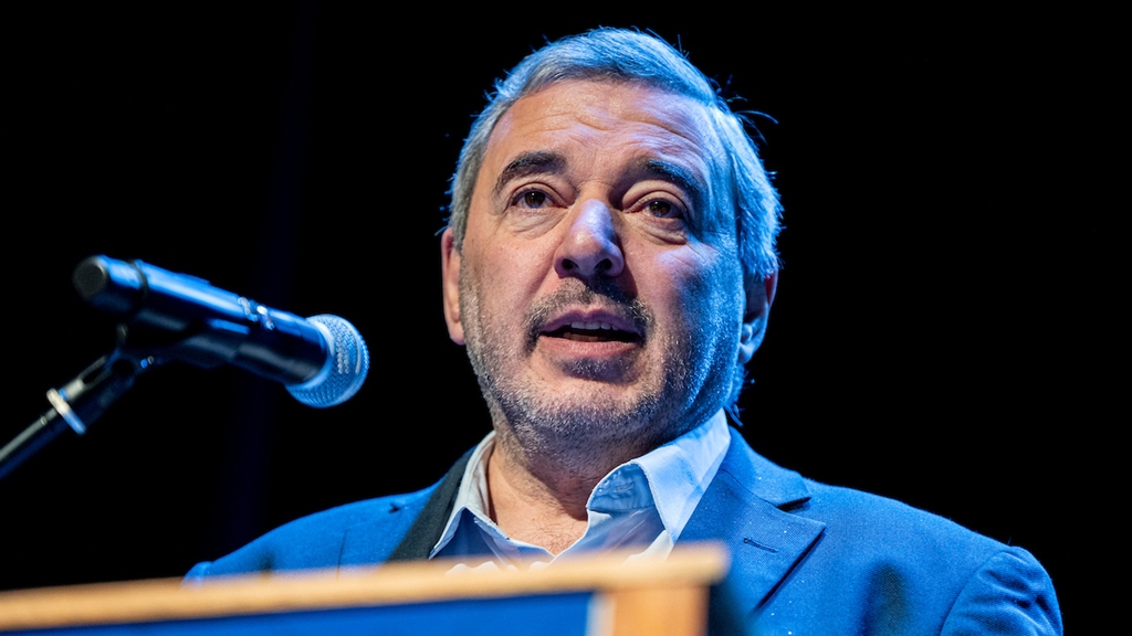Mario Bergara durante presentación del gabinete del la Intendencia 2025 - 2030 en el Teatro Artesano en Montevideo. Foto: Mauricio Zina / adhocFOTOS
