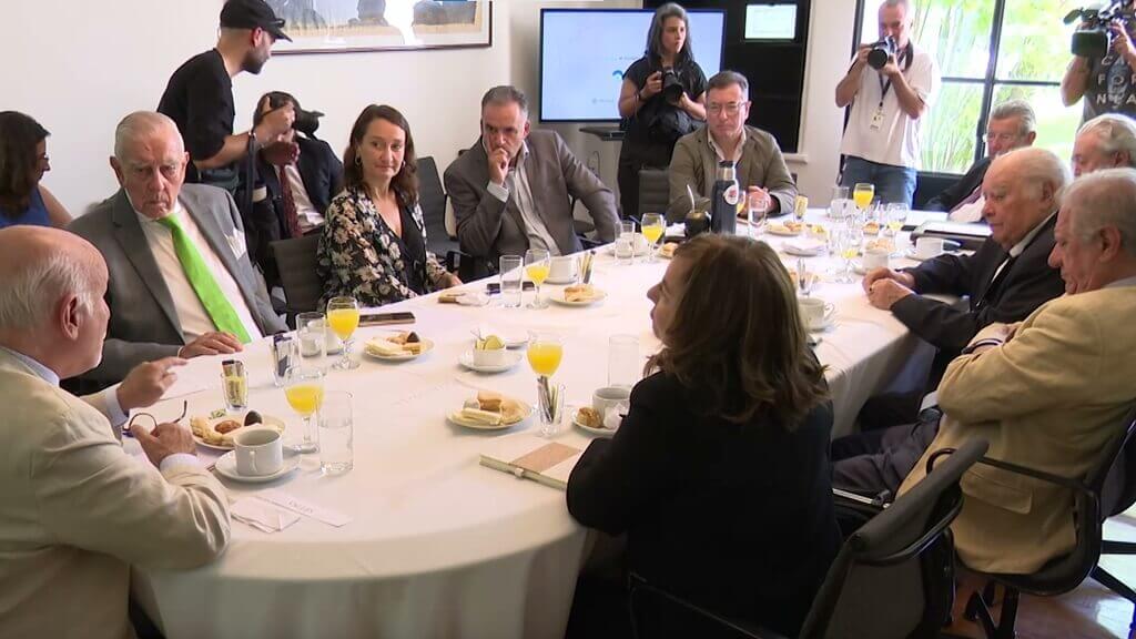 Yamandú Orsi en reunión de intercambio y reflexión organizado por Cefir